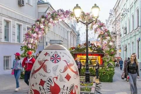 Пасхальное яйцо на улице